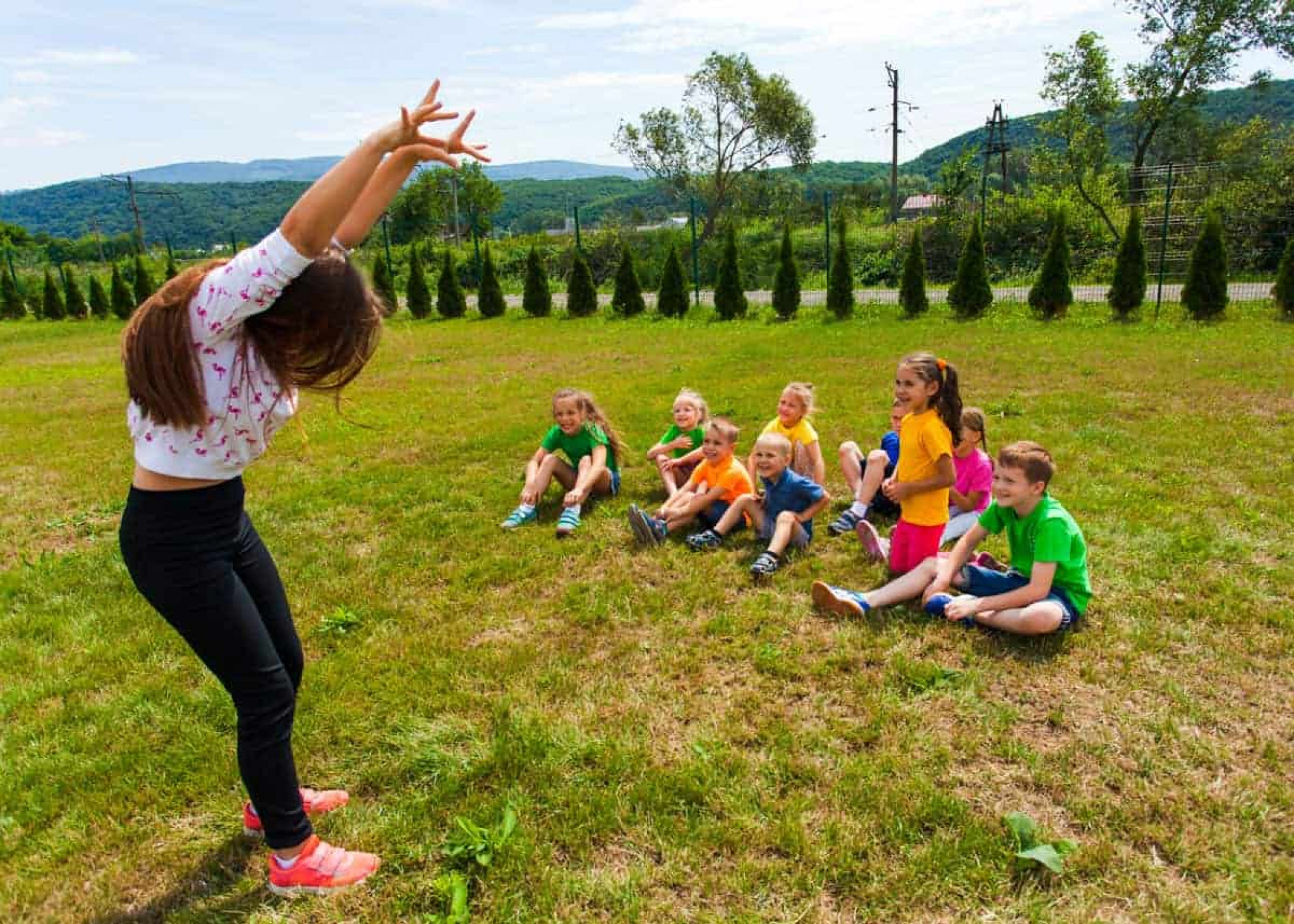 Уличные игры. Спортивные соревнования на свежем воздухе. Дети играют в шарады. Игры для детей в лагере. Тимбилдинг.
